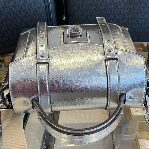 MICHAEL KORS
Manhattan Medium TH SCHOOL Crackled Metallic Leather SATCHEL
NWT - Picture 13 of 16